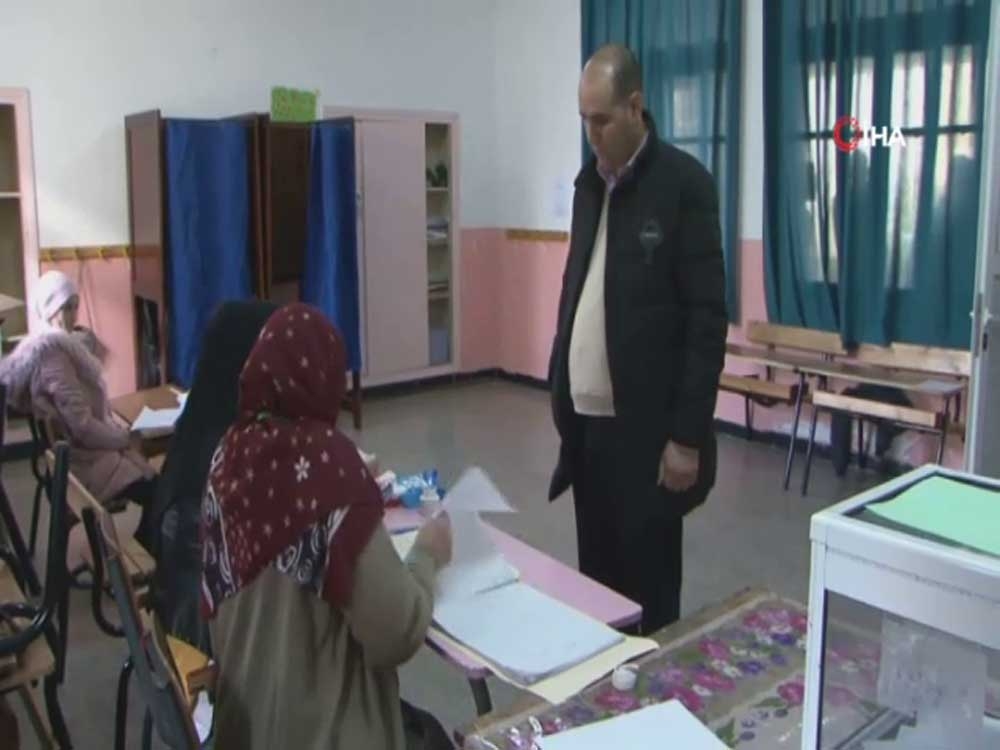 Cezayirde Abdulmecid Bin Tebbun Seçimi Önde Götürüyor