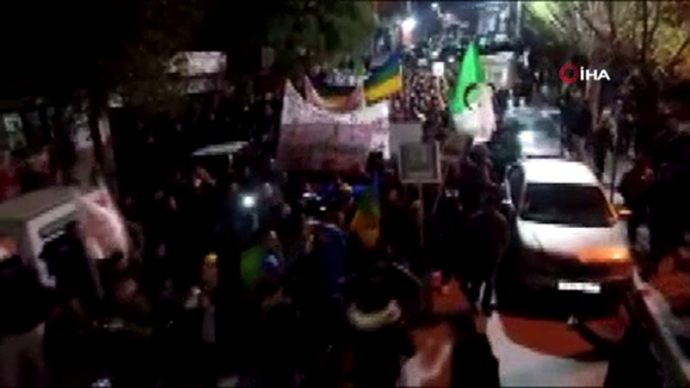 Cezayirde Seçim Karşıtı Halk Sokağa İndi