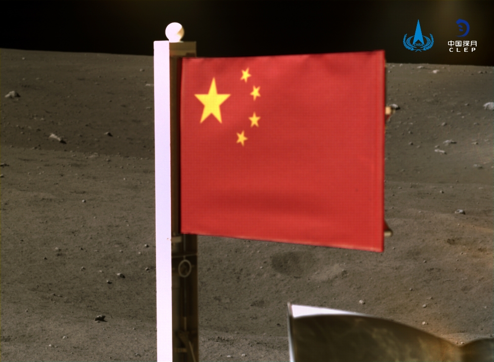 Chang’e 5 uzay aracı, Ay’a Çin bayrağı dikti