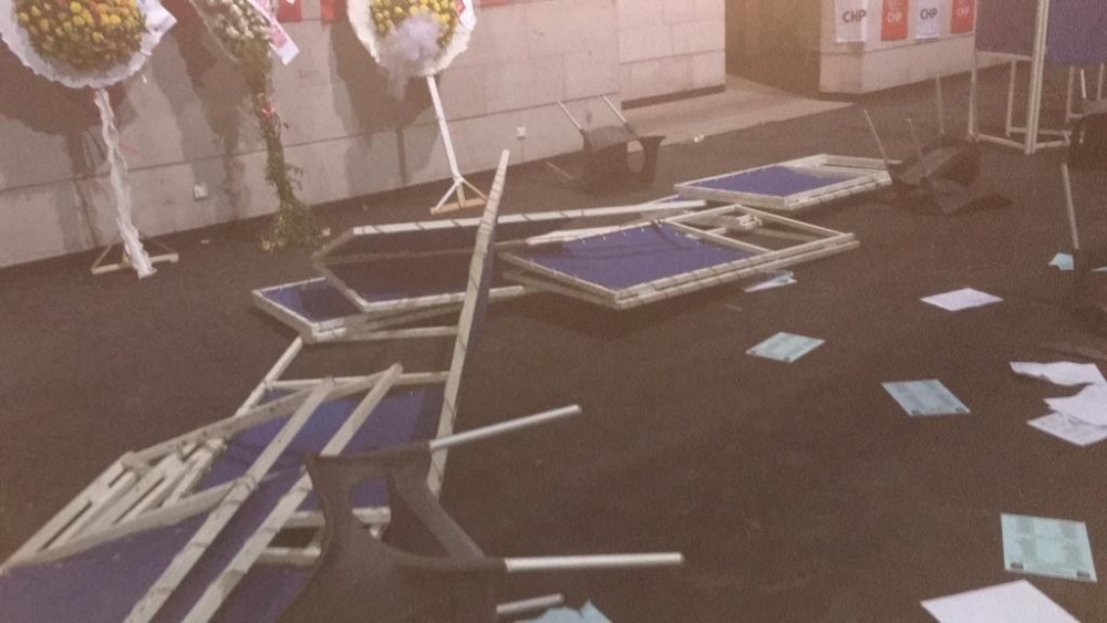 CHP İzmir İl Gençlik Kolları Kongresi’nde kavga çıktı