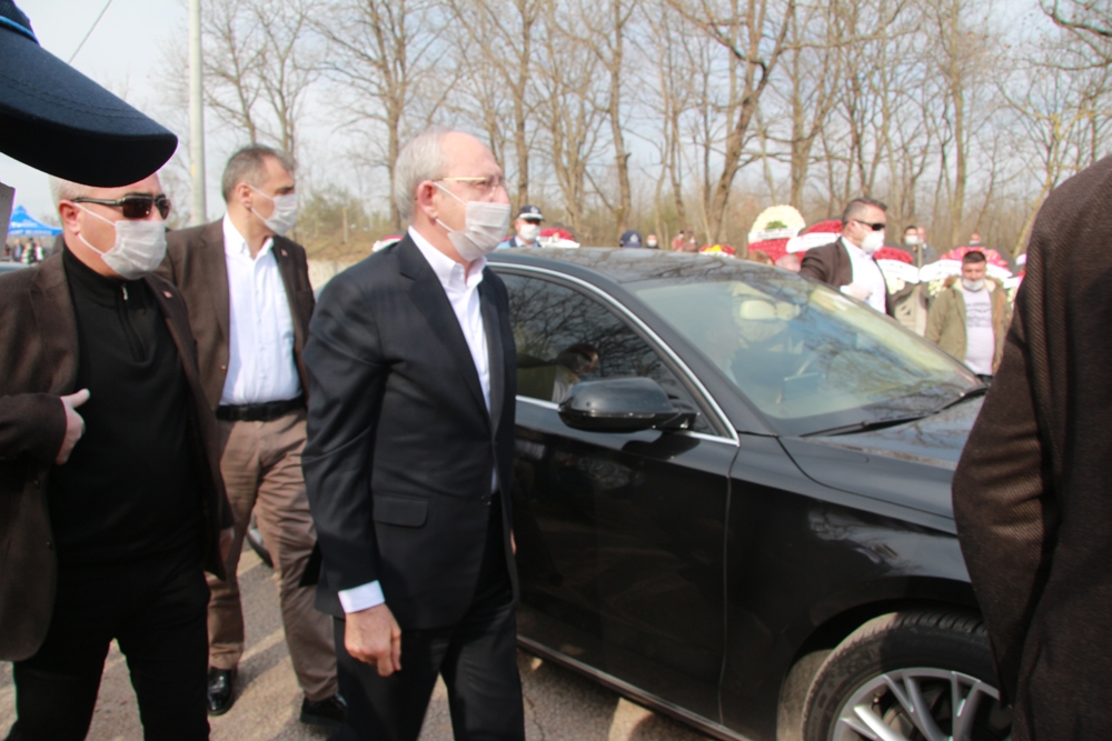CHP Lideri Kılıçdaroğlu kız kardeşini son yolculuğuna uğurladı