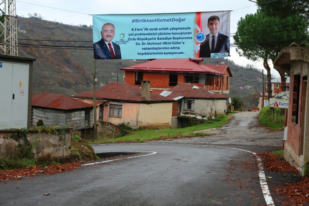 CHP’li başkandan AK Parti’li başkana afişli teşekkür