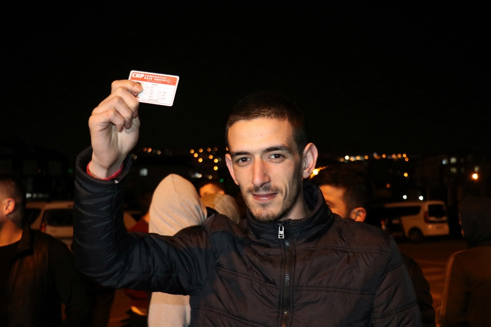 CHP’li gençlerden Engin Özkoç’a tepki