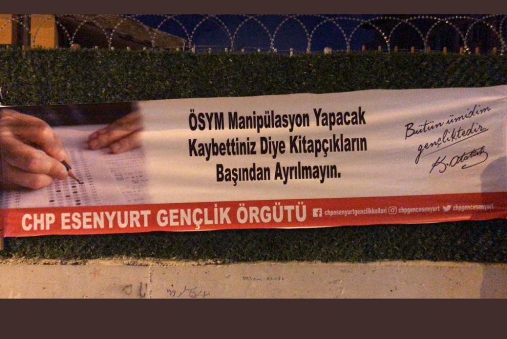 CHP’li gençlerden provokatif sınav pankartı