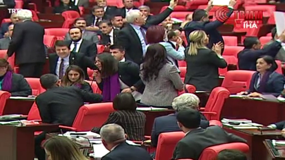 Chpnin Las Tesis İddiası: Ana Vatanında Da Polis Müdahale Etmiş