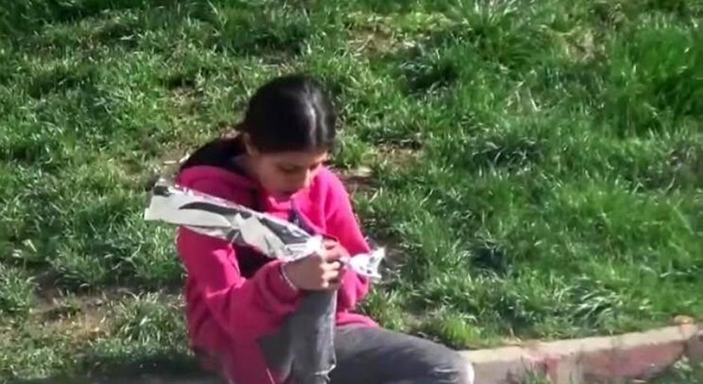 Çiçek satan kız çocuğuna sürpriz bisiklet hediyesi