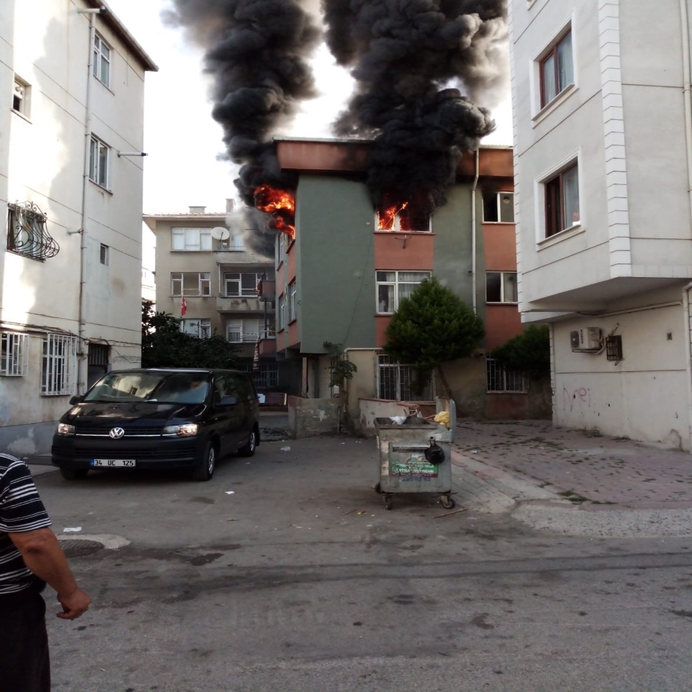 Çığlık seslerine uyandılar