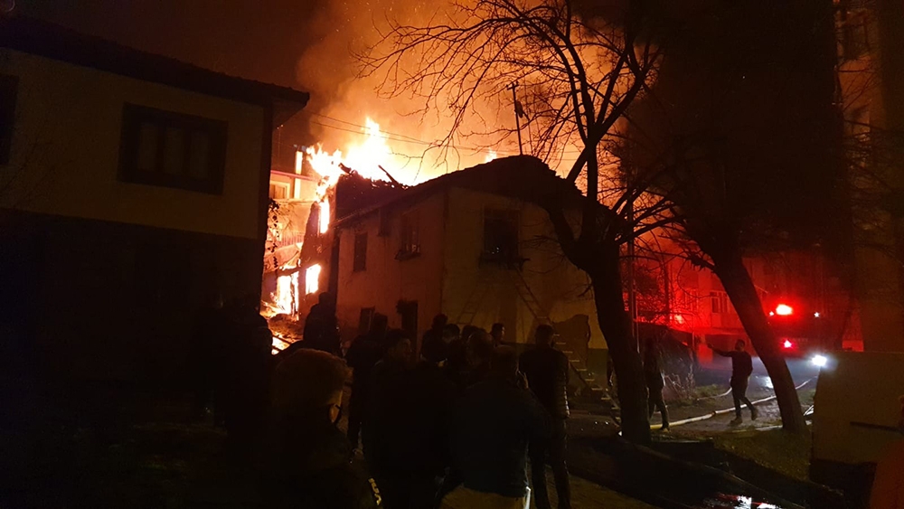 Çıkan yangında 2 ev yandı: 1 yaralı