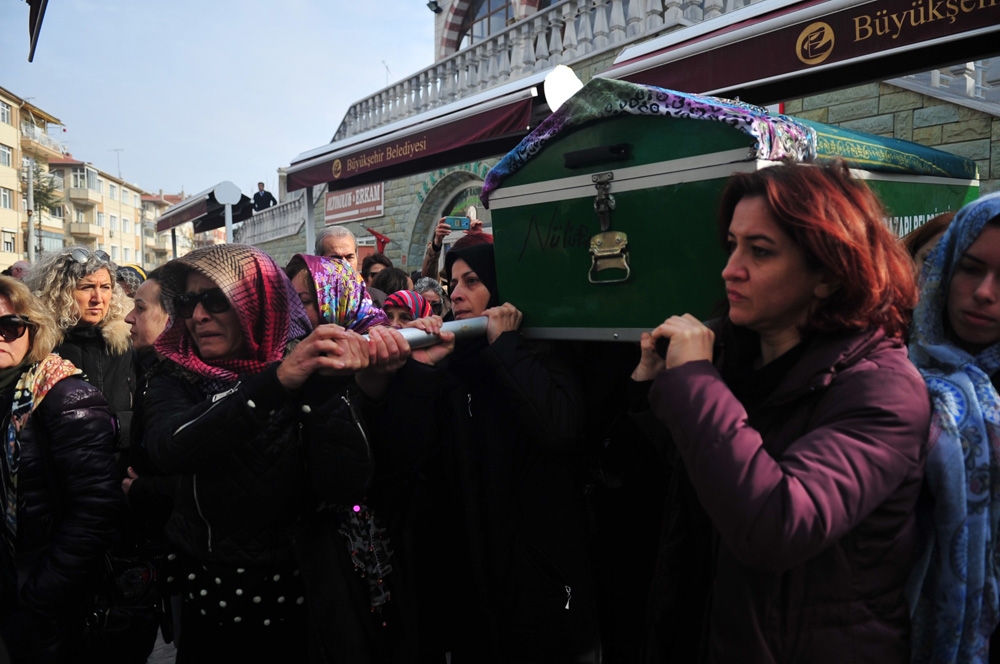Cinayete Kurban Giden Ayşe Tuğbanın Cenazesi Kadınların Omzunda Taşındı