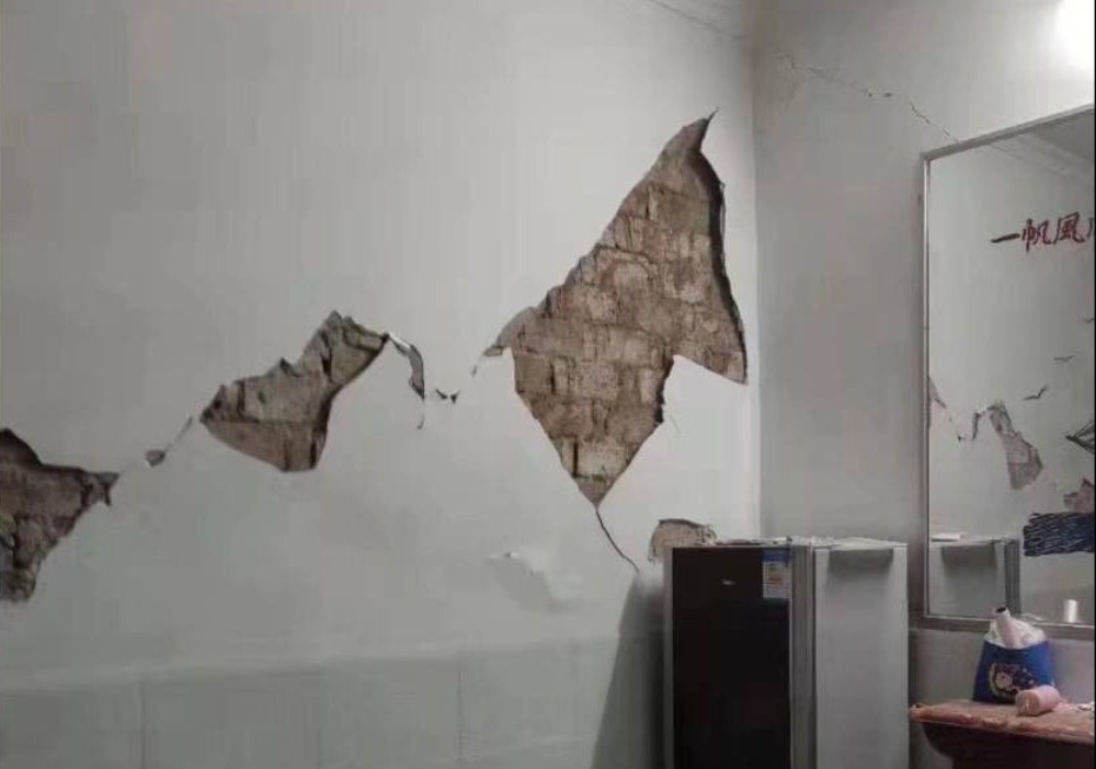 Çinde 5 Büyüklüğündeki Deprem Anı Kamerada