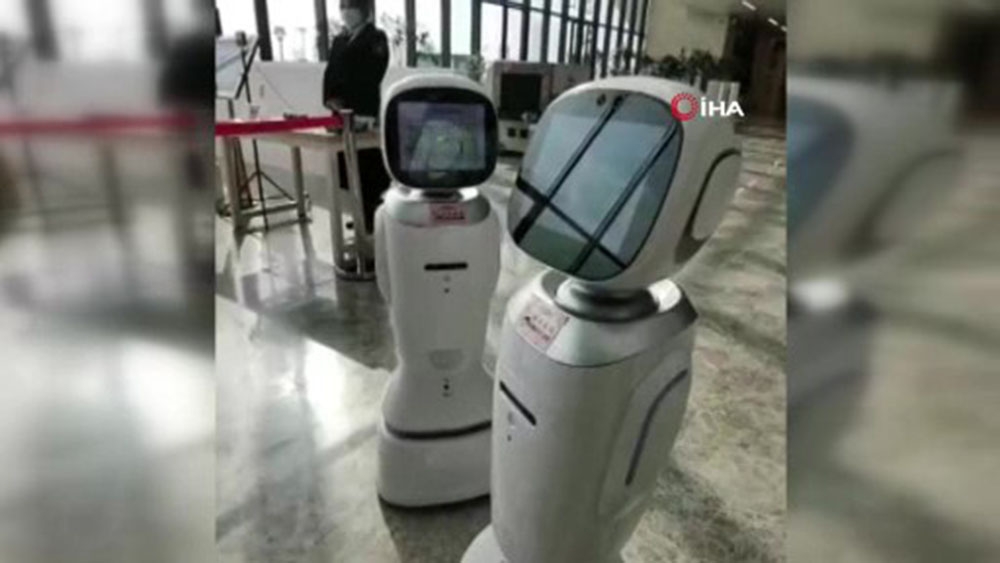 Çin’de iki robotun tartıştığı anlar sosyal medyada gündem oldu