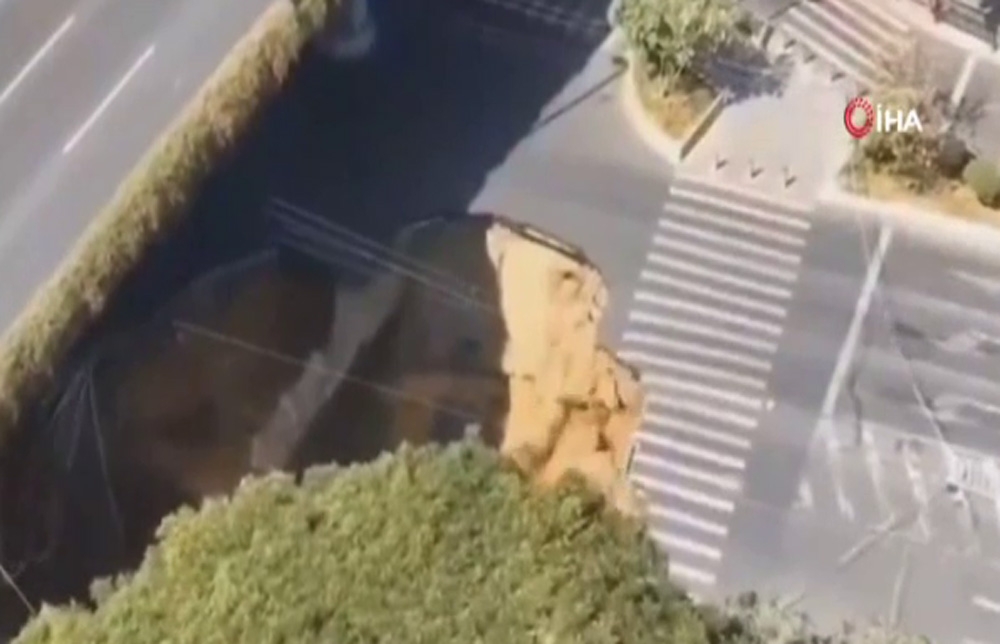 Çinde Metro İnşaatında Yol Çöktü: 3 Kişi Kayıp