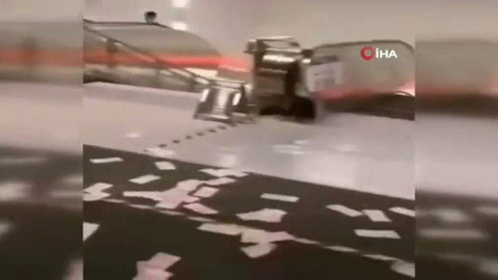 Çin’de metroda saçılan paralara 