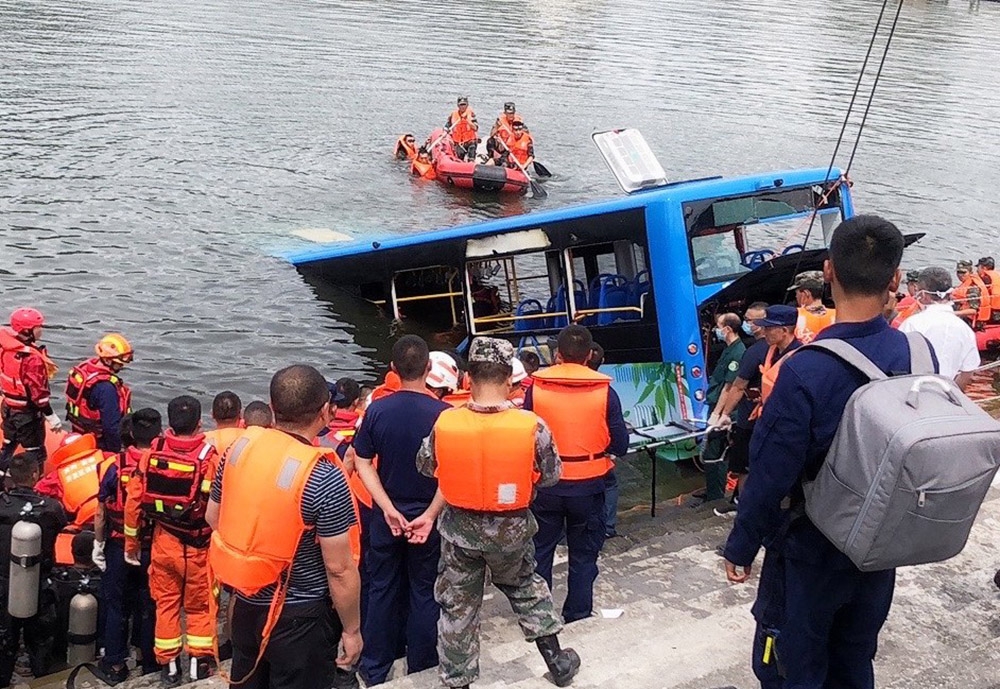 Çin’de öğrenci otobüsü gölete düştü: 21 ölü