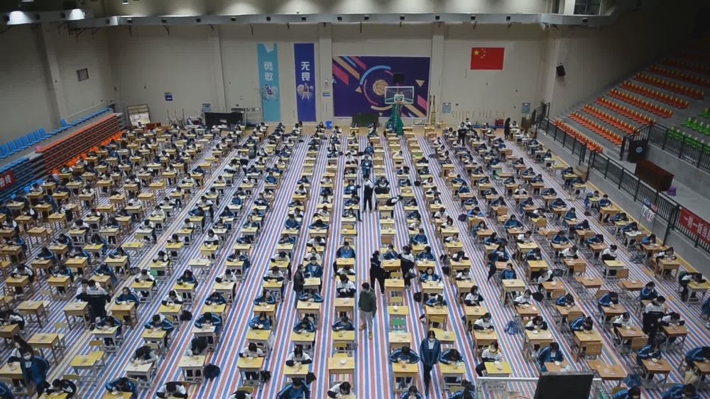Çin’de öğrenciler yemeklerini mesafeli yiyor