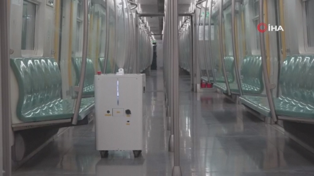 Çin’de robotlar, metrolarda dezenfektasyon için görev başında