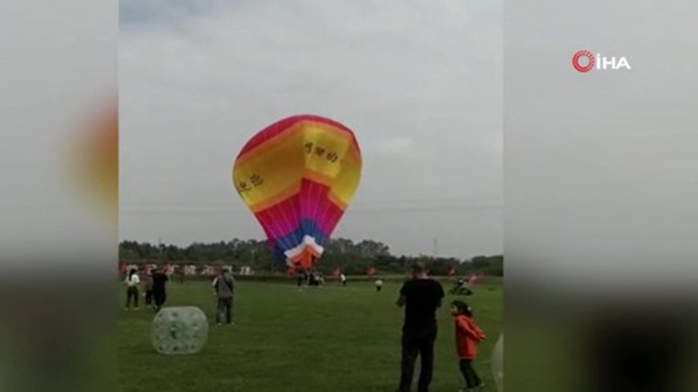 Çin’de sıcak hava balonunun sepetine asılı kalan çalışan metrelerce yüksekten yere çakıldı