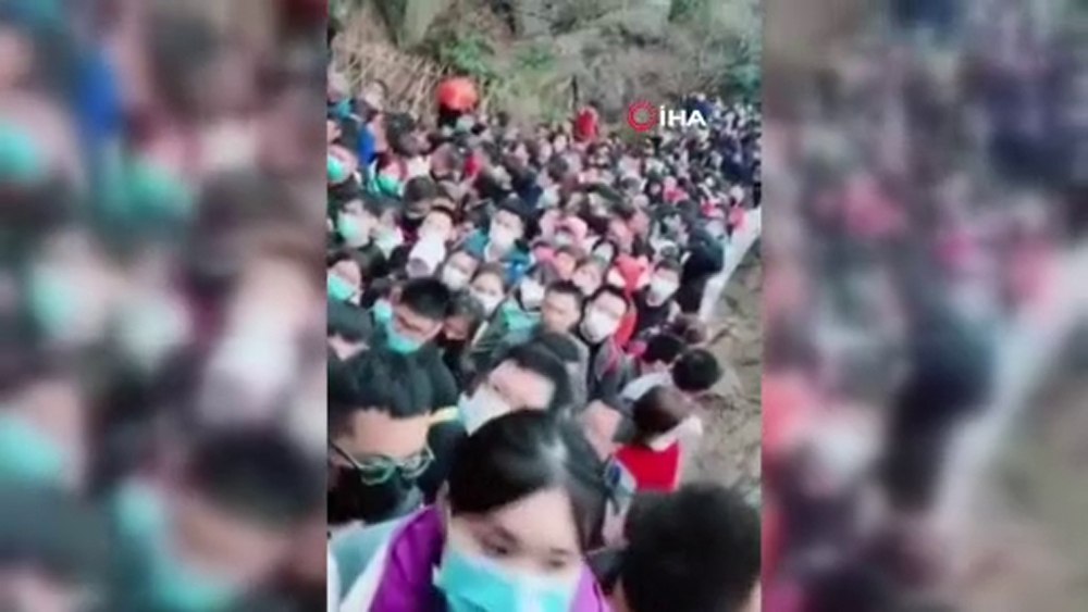 Çin’de yasaklar gevşetildi Çinliler parkalara akın etti