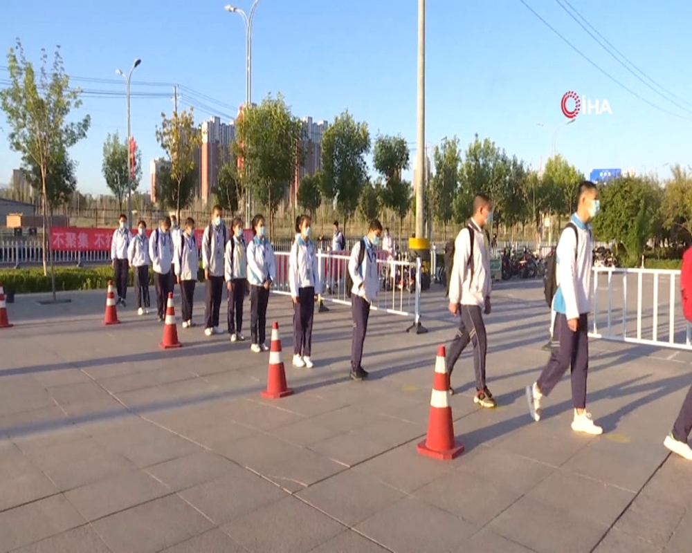 Çin’de yeniden okula dönen öğrencilerin heyecanı