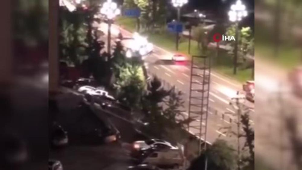 Çin’de yol çöktü, 21 araç hurdaya döndü