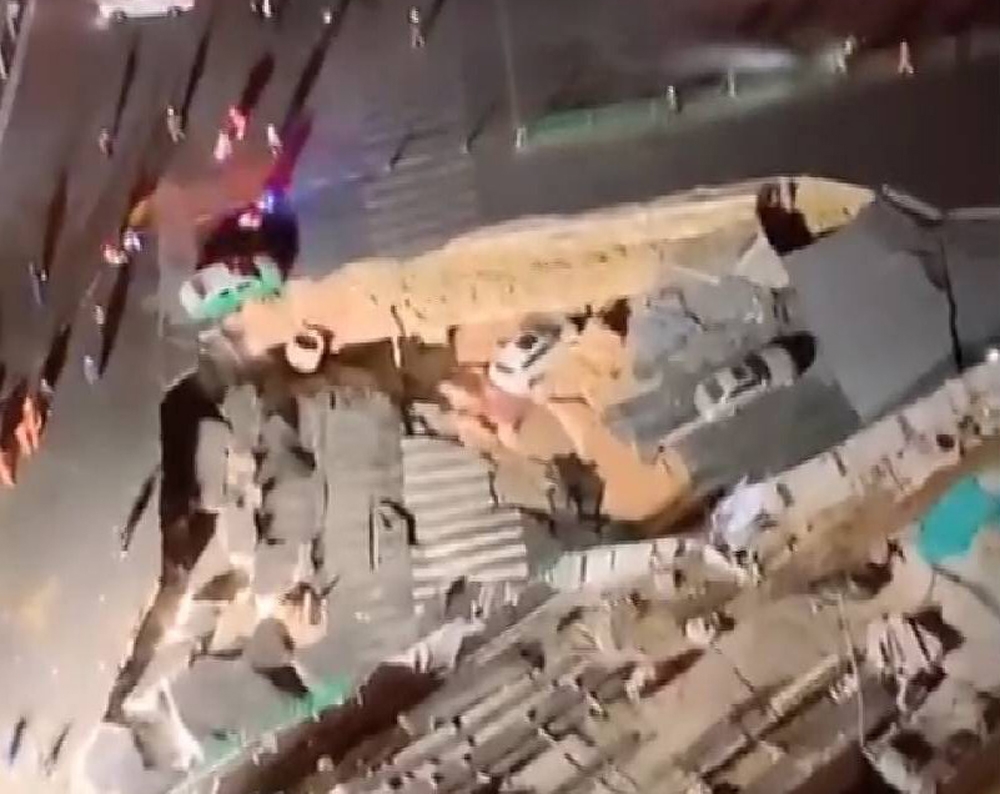 Çinde Yol Çöktü, 3 Otomobil Çukura Düştü