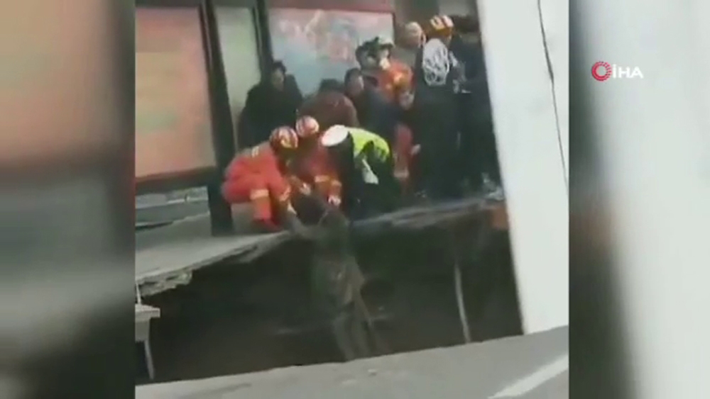 Çin’de yol çöktü, otobüs içine düştü: 6 ölü, 15 yaralı