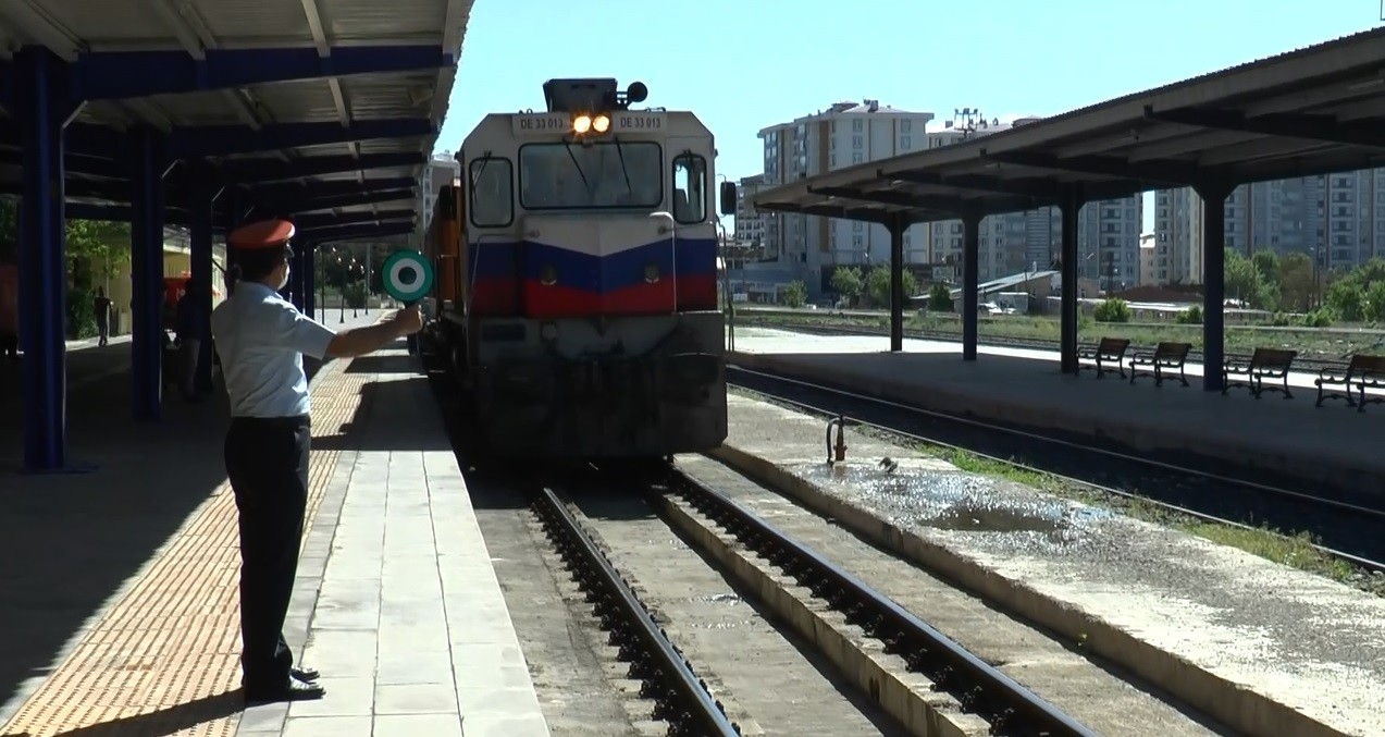 Çin’e gidecek olan 41 vagonlu 2 ihracat treni Erzurum’a ulaştı