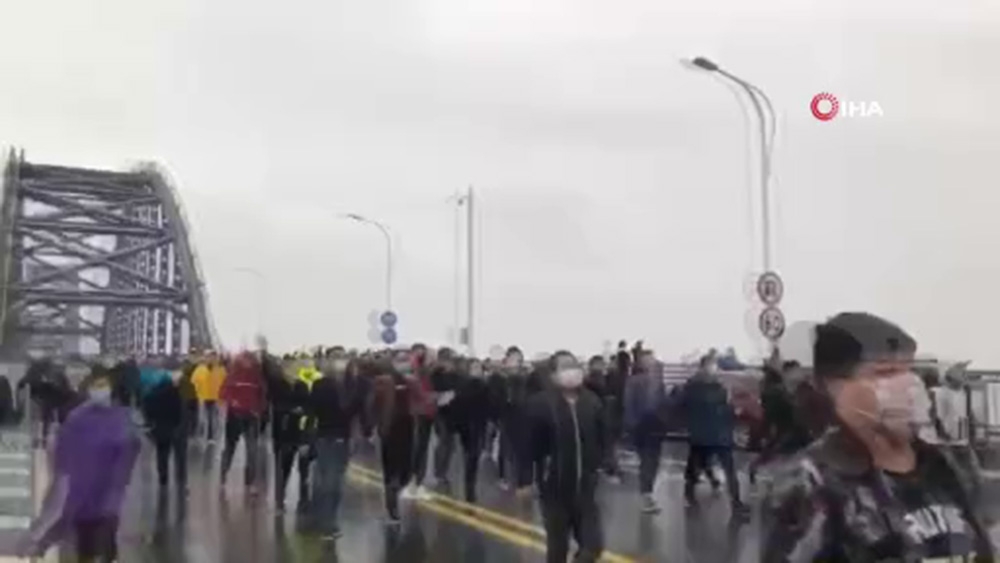 Çin’in Wuhan kentinde halk isyan çıkardı, polise saldırdı