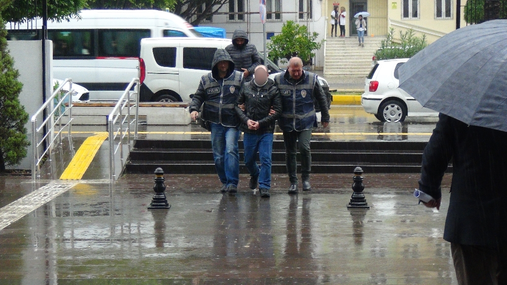 Cinsel Tacizde Bulunan Şüpheliyi Bıçaklayarak Ağır Yaraladı