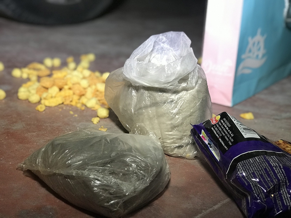 Cips poşetinde uyuşturucu madde taşırken yakalandılar
