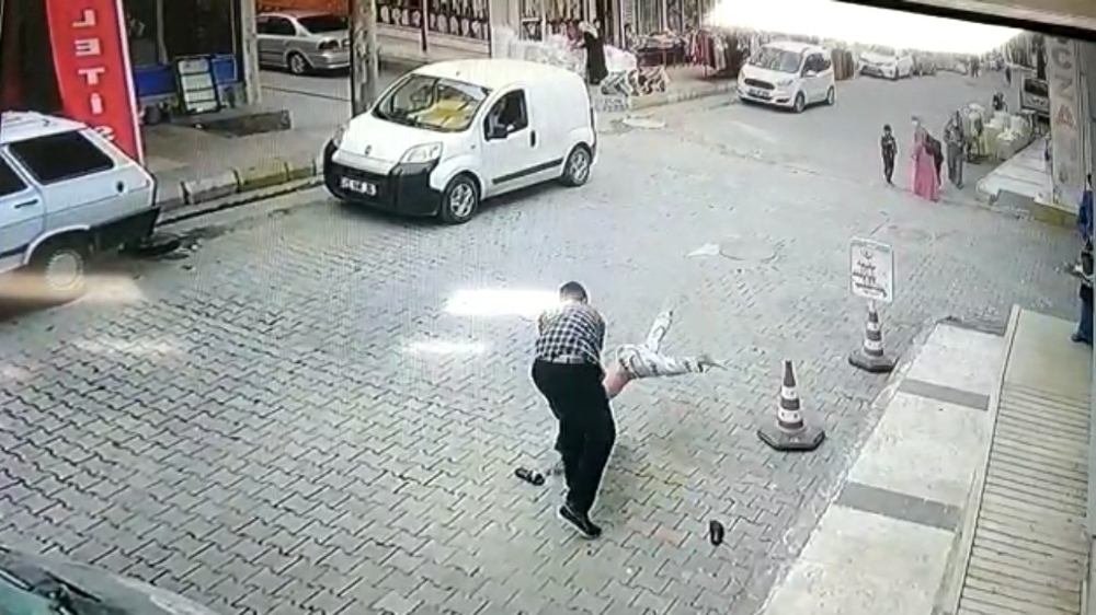 Çocuğu havaya kaldırıp yere çarpan esnaftan ilginç savunma