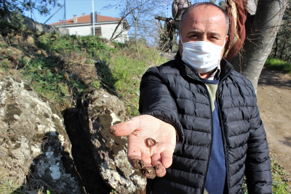 Çocuğu olmayanlar kayanın etrafında dönüp çıkan böceği yutuyor