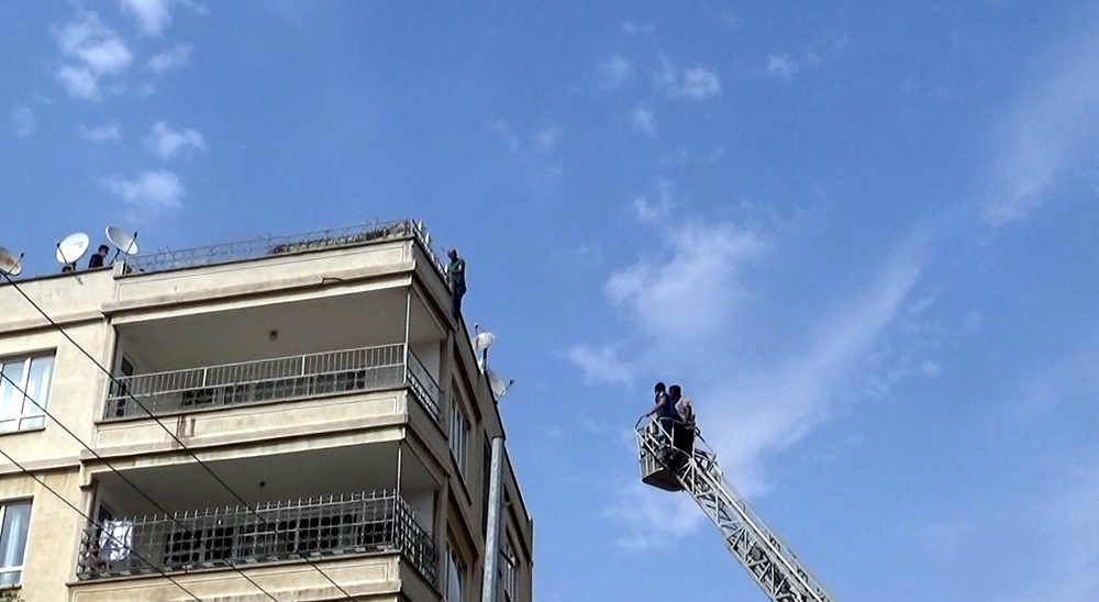 Çocuğunu göremediği için 5. kata çıkan şahsı polis ikna etti