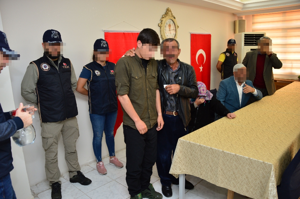 Çocuk Yaşta Ypg/pkkya Katılan 2 Terörist Teslim Oldu