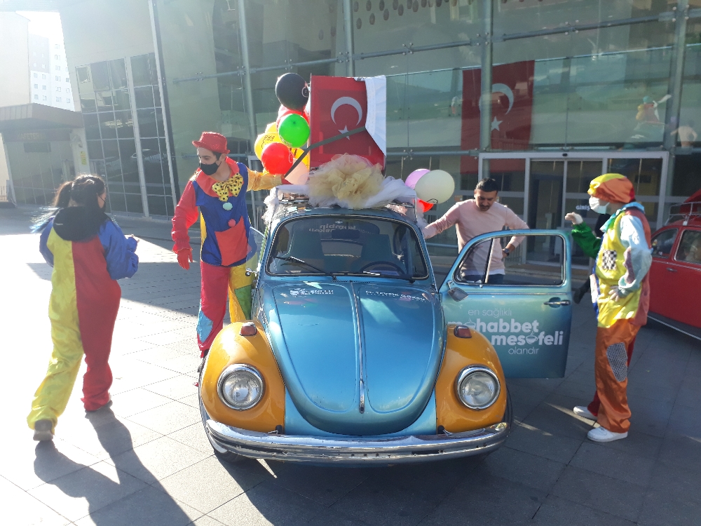 Çocuklar kısıtlamada palyaçolarla eğlendi