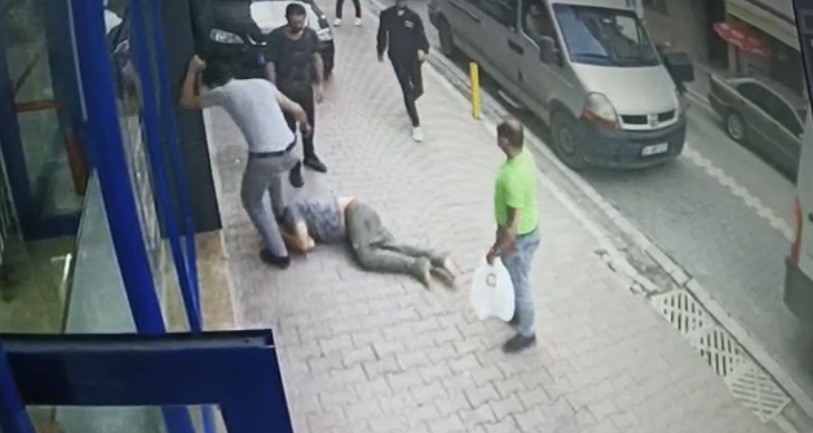 Çocuklardan para istedi, feci şekilde dayak yedi