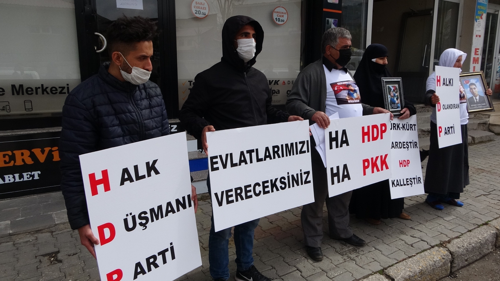 Çocukları dağa kaçırılan ailelerin HDP önündeki nöbeti sürüyor
