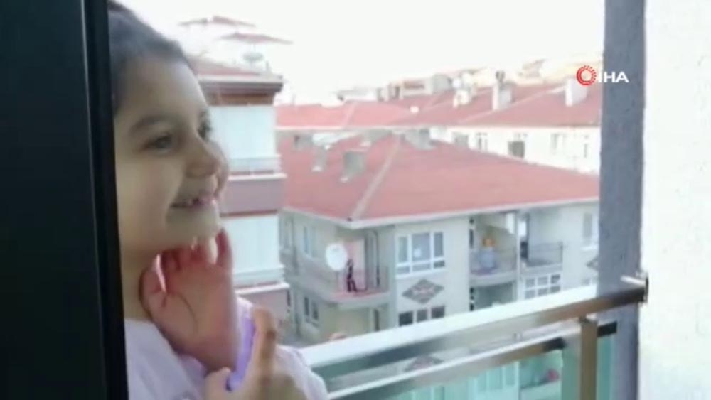 Çocukların balkondan balkona oyun keyfi