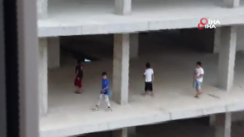 Çocukların inşaatta tehlikeli oyunu
