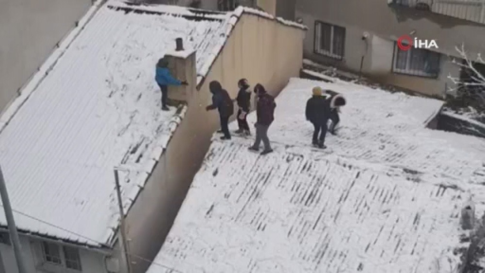 Çocukların korkutan kartopu oyunu kamerada