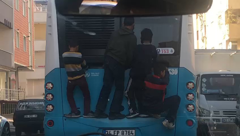 Çocukların Otobüs Arkasında Ölümüne Yolculuğu Kamerada