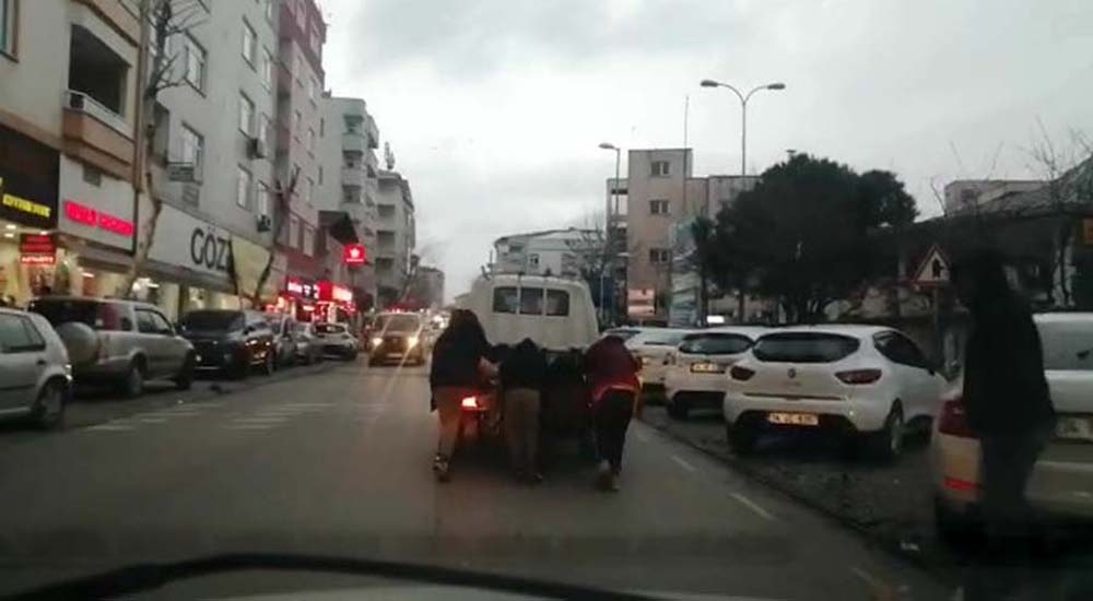 Çocukların trafikte ölümle oyunu kamerada