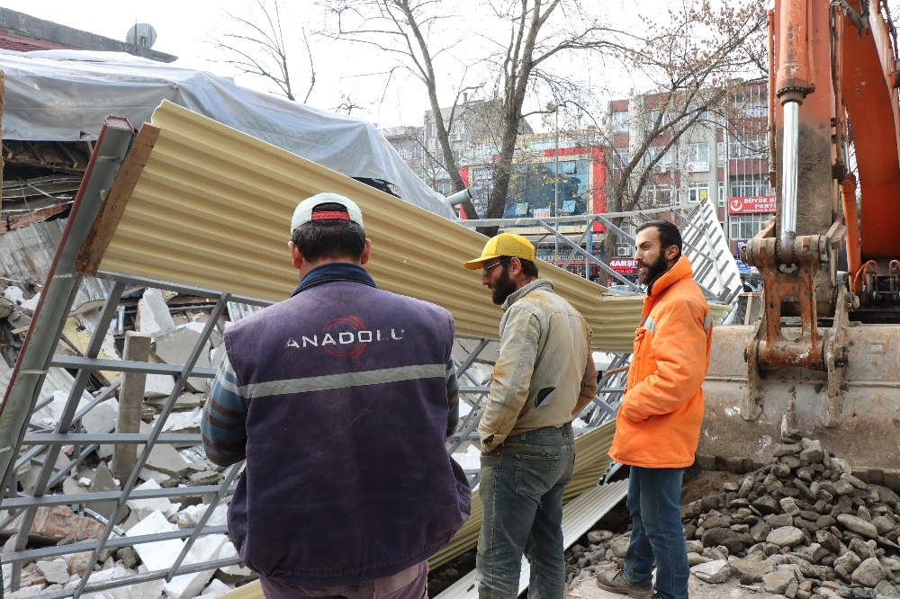 Çöken binadan son anda kurtulan işçiler korku dolu anları anlattı