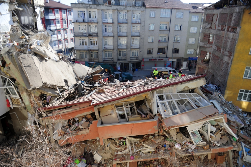 Çöken binanın çevresindeki binalarda büyük hasar meydana geldi