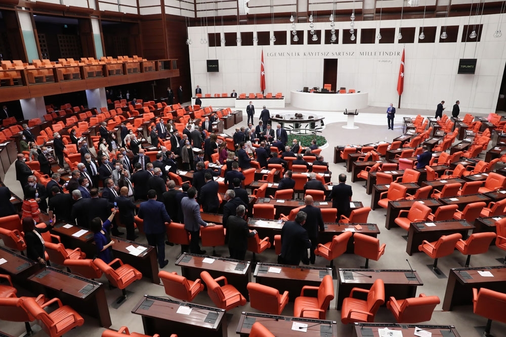 Çoklu baro düzenlenmesini içeren kanun teklifi yasalaştı