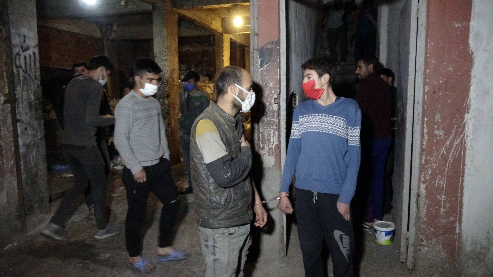Çöpten buldukları kelepçeyle birbirini bağlayıp polisten yardım istediler