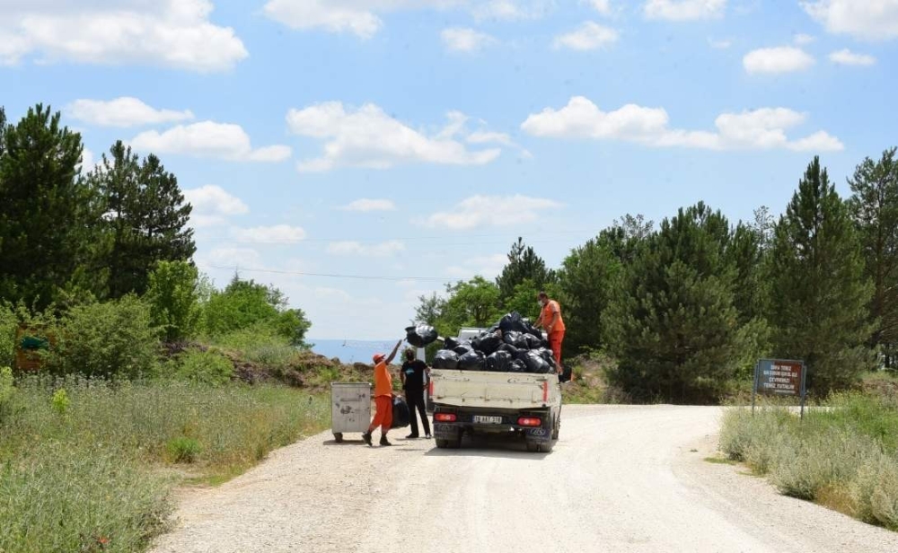 Çorum barajından 3 ton çöp tonlandı