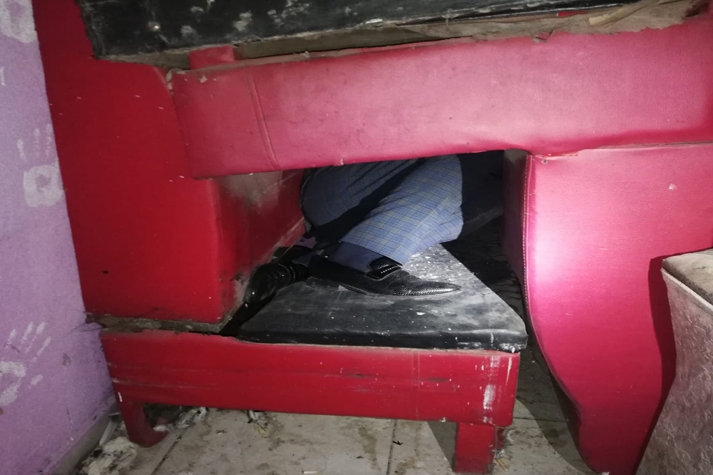 Covid-19 denetiminde üst üste konulan koltuklardan oluşan gizli bölmede yakalandılar