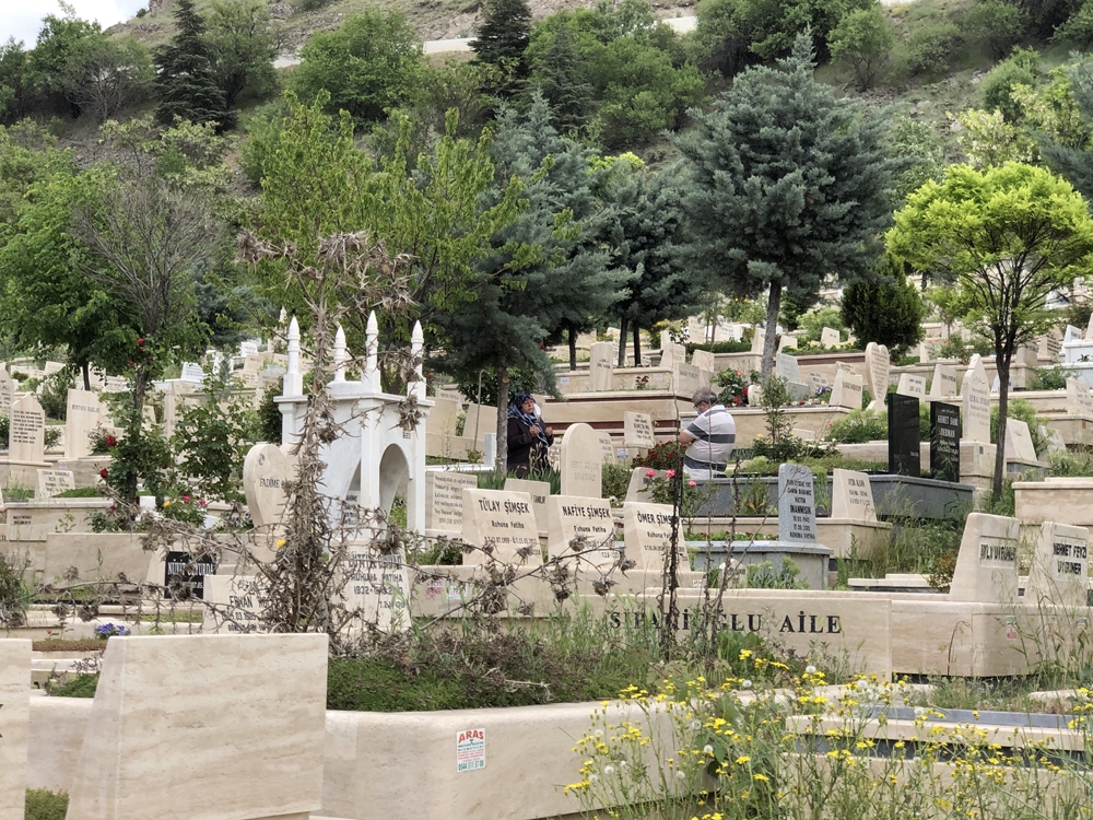 Covid-19 ve fırtına uyarısı mezarlık ziyaretlerini azalttı