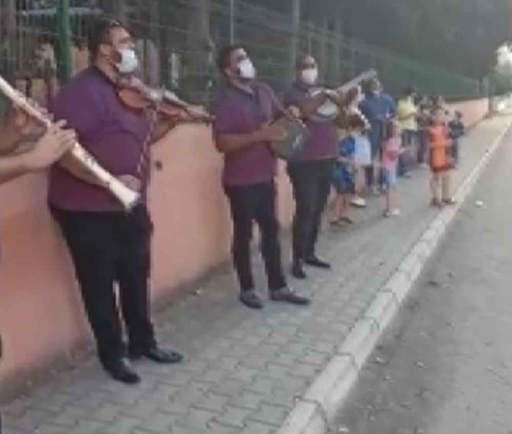 Covid-19’a yakalanan müdüre çalgılı şarkılı moral